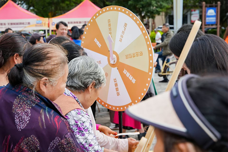 活动现场，市民在热情参与“金融消保游园闯关”游戏--来源：农行云南省分行
