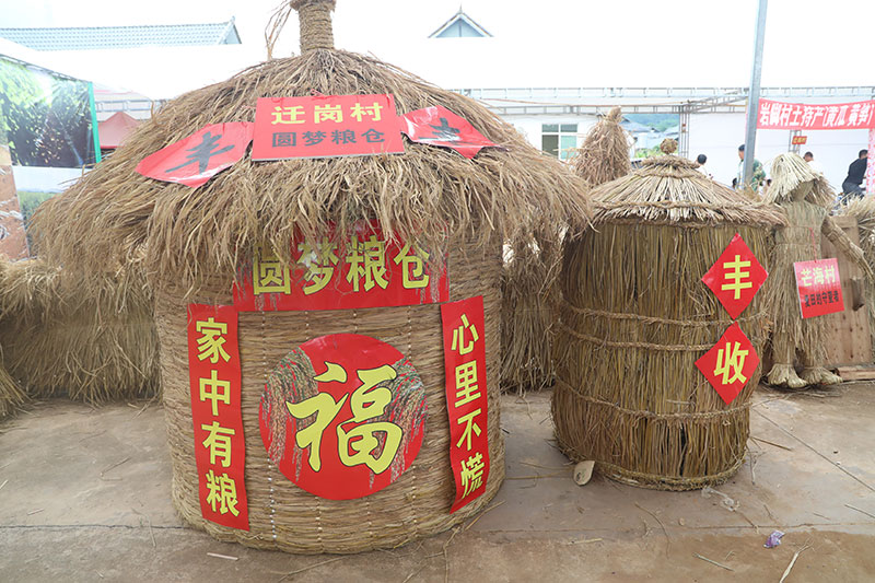 稻草手工藝品展示。周潔攝