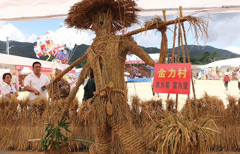 稻草手工藝品展示。周潔攝
