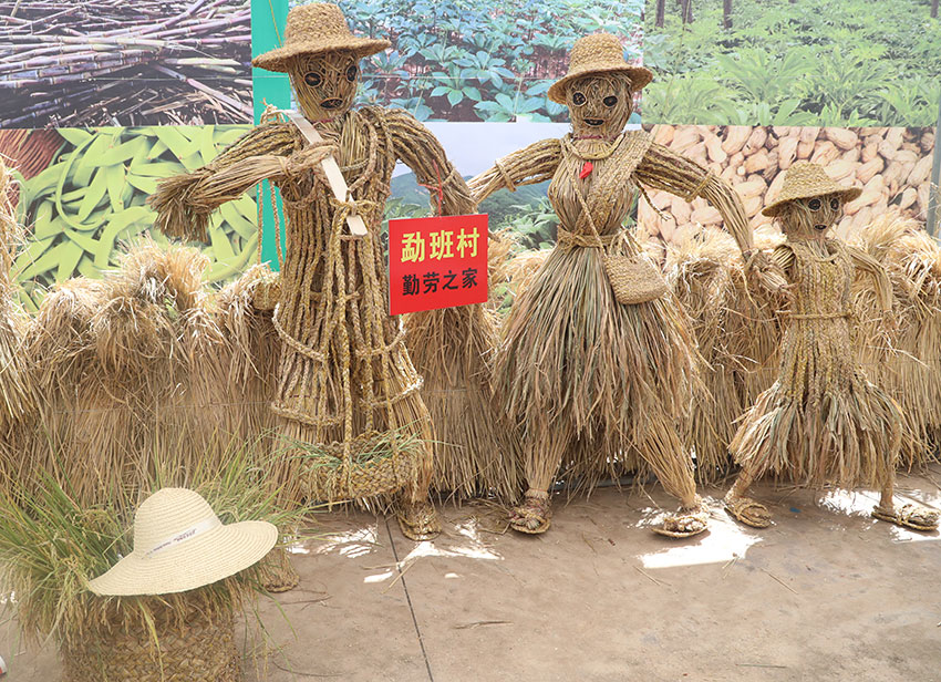 稻草手工藝品展示。周潔攝