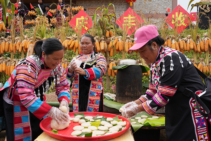 制作新米粑粑。西盟县融媒体中心供图