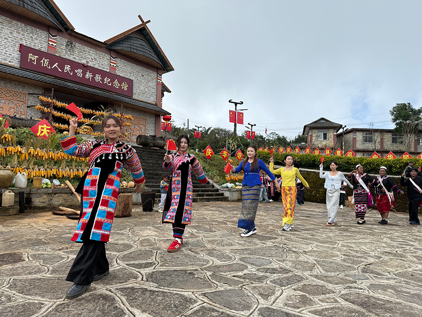 跳圈圈舞。-西盟县融媒体中心供图