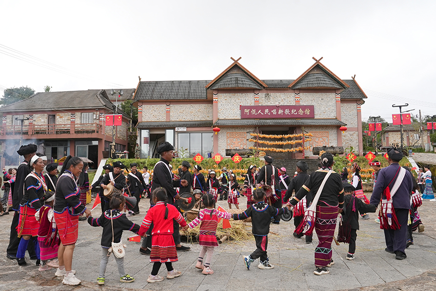 跳圈圈舞。西盟县融媒体中心供图