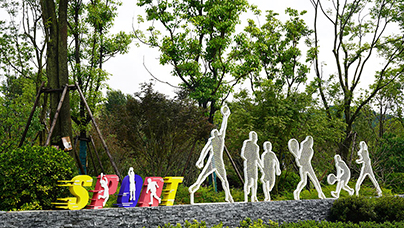 推窗見綠出門入景 搬遷群眾的幸福“打卡地”靖安安置區位於雲南省昭通市大關縣靖安鎮洪家營村，是全國最大的跨縣易地扶貧搬遷安置點。