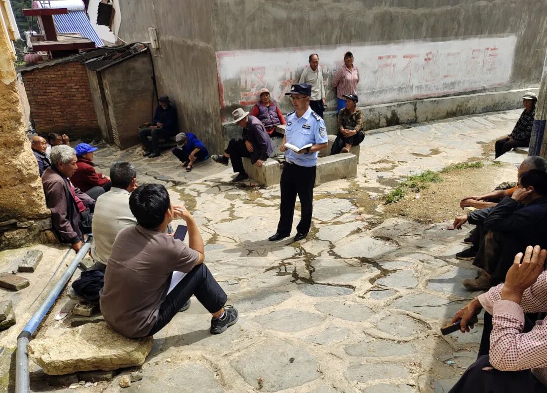 民警走村入户开展交通安全宣传。