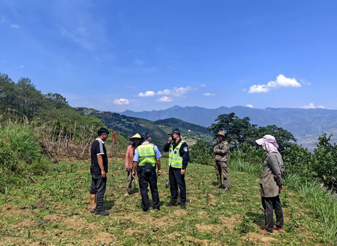 民警在田间地头开展交通安全宣传。