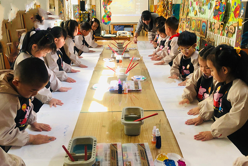 五华区第二教工幼儿园幼儿制作创意美术手工作品。