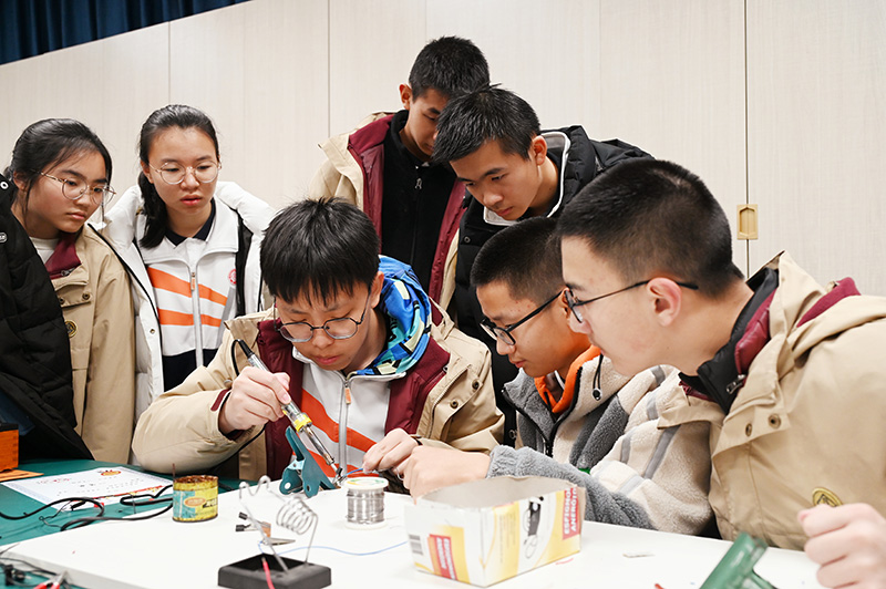 昆明市第八中学学子认真进行实验操作。