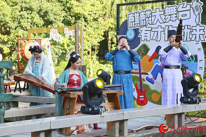 【2】麒麟大舞台上，南中八音古乐团正在演奏。人民网记者-刘怡摄