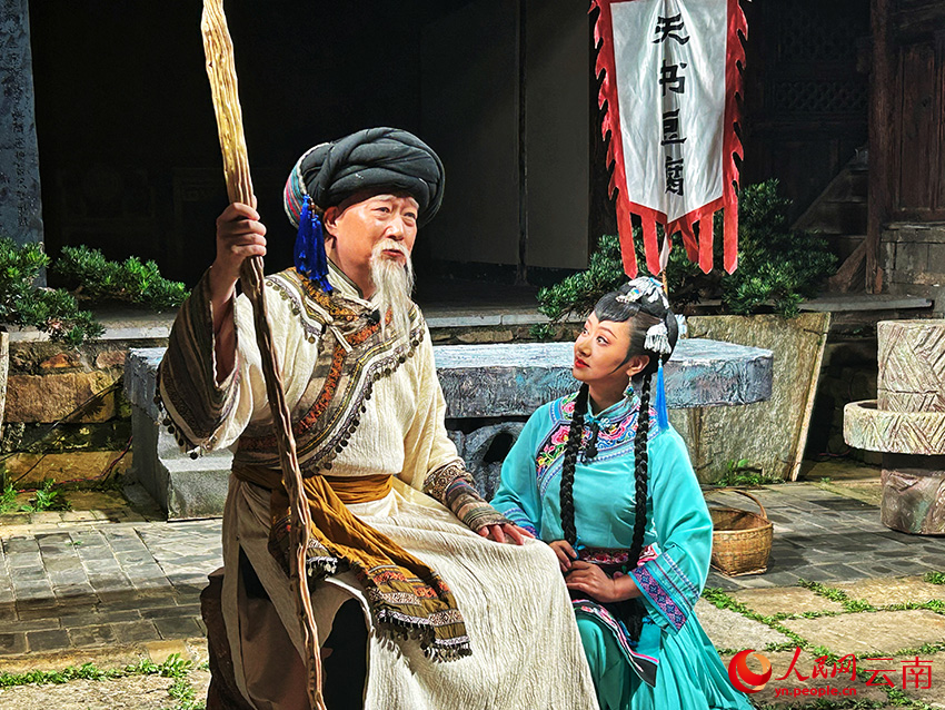 【3】曲靖市“清风剧场”内正上演花灯剧《爨碑传奇之天书豆腐》。人民网记者-刘怡摄
