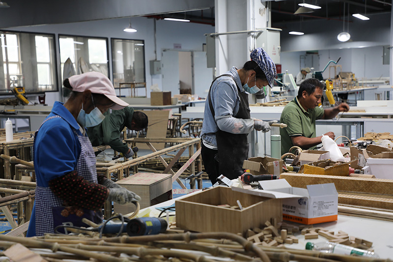 工人正在加工制作竹家具、竹工艺品（2025年9月25日陈际群拍摄）-(3)