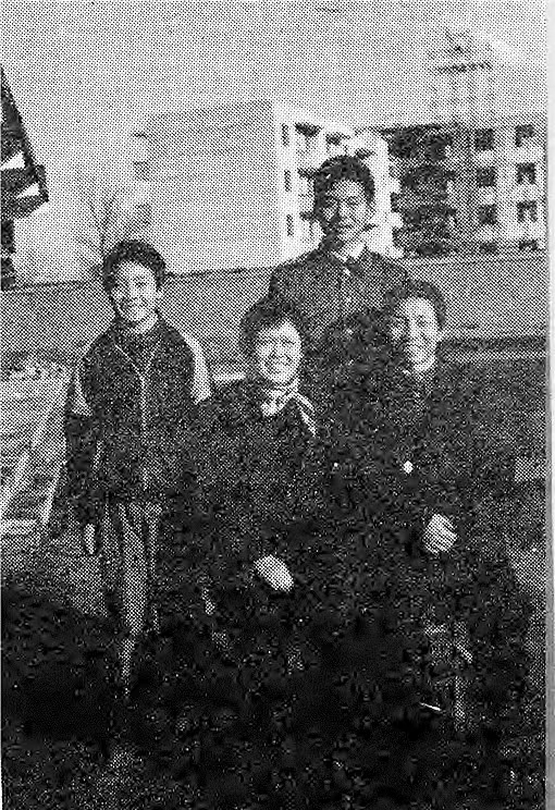 【图1】图为烈士毛炜生前拍摄的全家福。