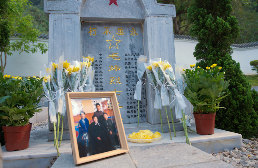 【图6】图为2025年4月3日，该站民警将修复好的全家福照片摆放在毛炜烈士碑前。