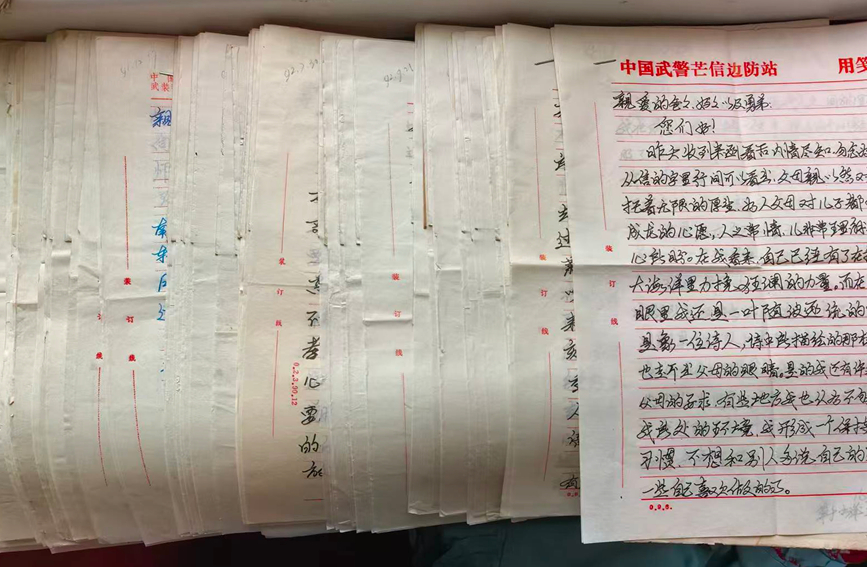 【图7】图为毛炜烈士家中所存放的所有家书。