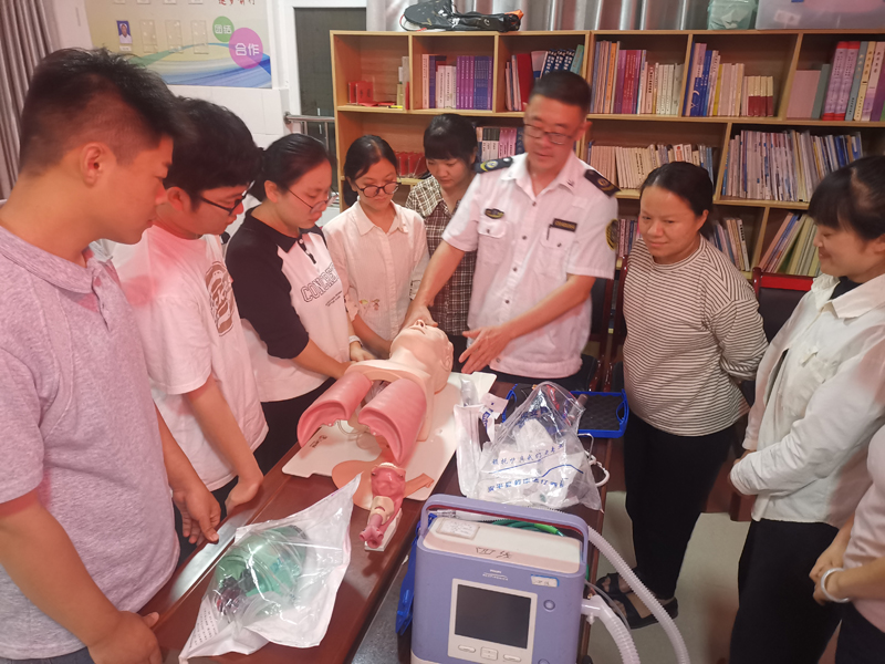 平掌乡卫生院的医护人员学习气管插管及呼吸机应用等知识技能（9月29日摄）1