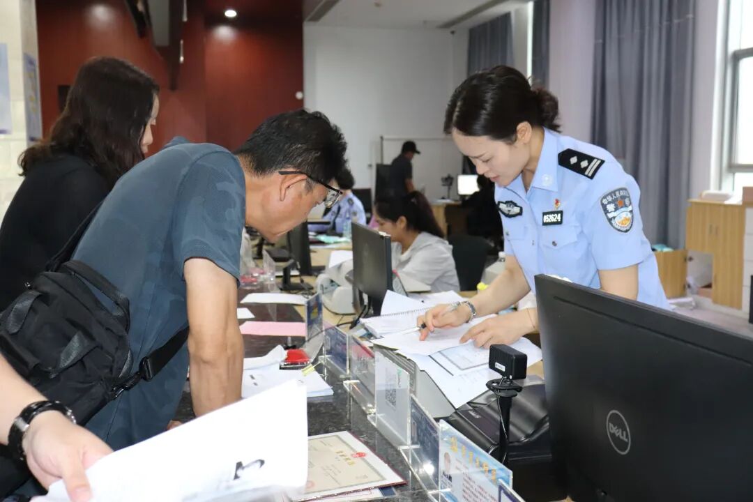 民警为前来投资落户的企业办理相关证件。