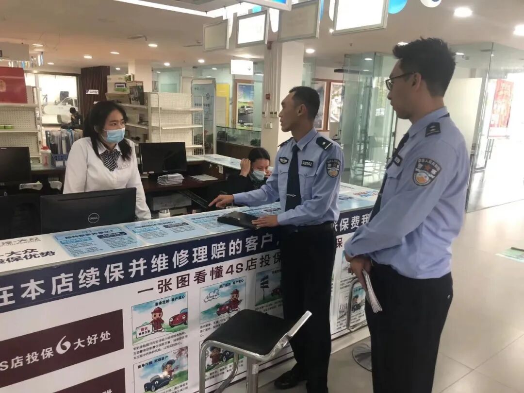 民警到辖区企业宣传优化营商环境措施。