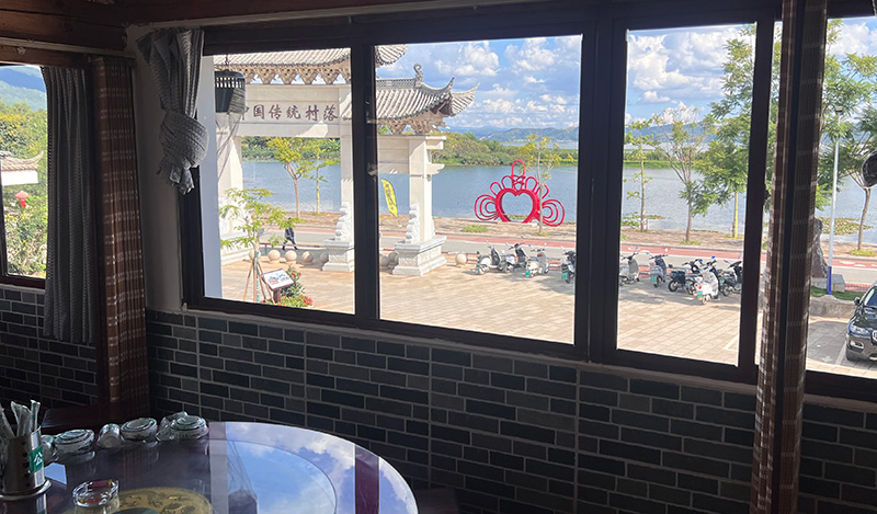 姚雄辉的餐馆窗外美景。戴慧雯摄