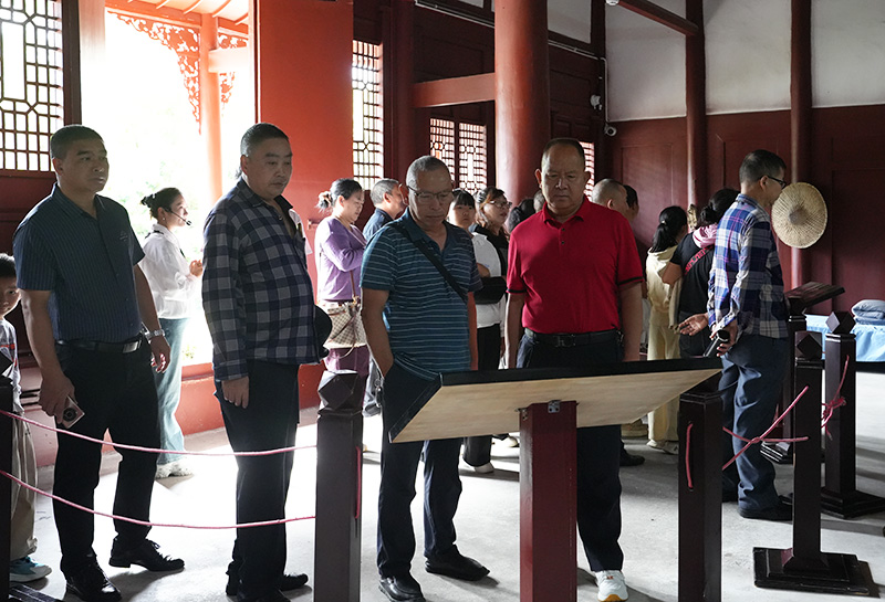 游客参观扎西会议会址。