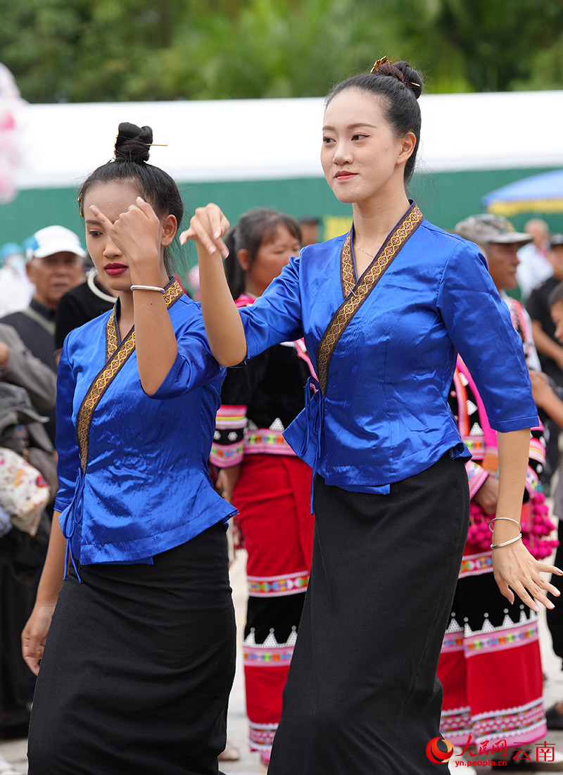 各族群众载歌载舞喜迎孟连第三节牛油果节开幕。人民网记者-虎遵会摄
