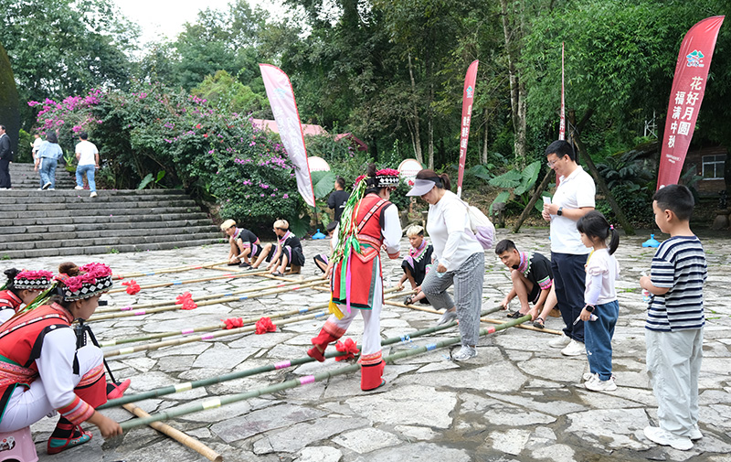 游客跳竹竿舞。
