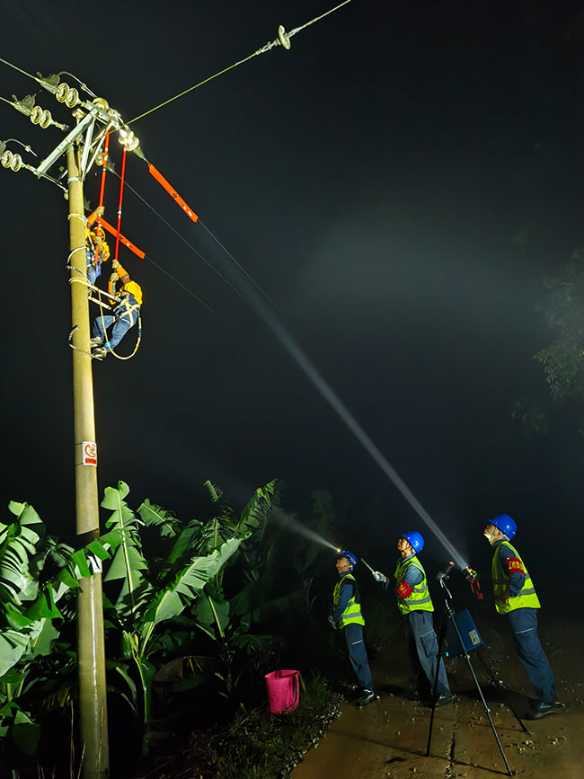 供電人員搶修電路設備。