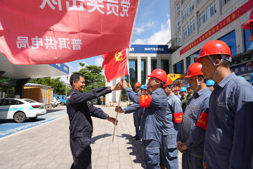 【3】普洱供电局迅速组建党员突击队奔赴抢修复电一线。蒲柯宇摄