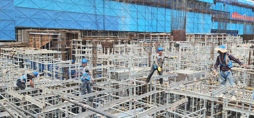 圖為建設者在調撥鋼管。趙理攝