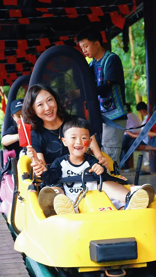 游客在六郎城·仙草秘境景区游玩。刘晓泉摄