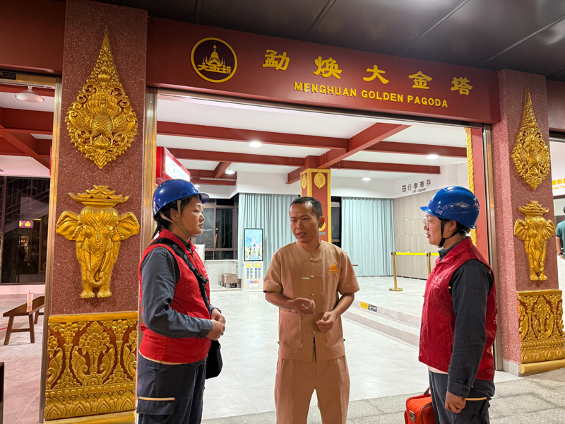 德宏供電局工作人員針對景區等重點區域開展設備巡檢與隱患排查。