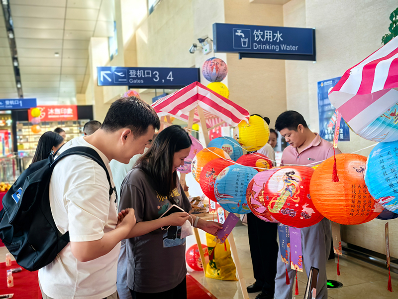临沧机场开展中秋节特色活动。云南航空产业投资集团有限责任公司供图