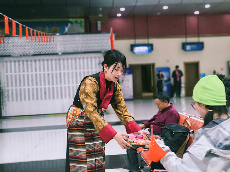 迪庆香格里拉机场为旅客送上中秋节节日祝福。云南航空产业投资集团有限责任公司供图