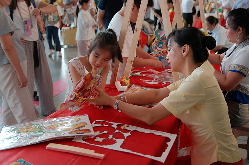 西双版纳机场开展中秋特色活动。云南航空产业投资集团有限责任公司供图