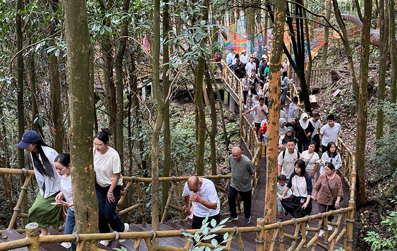 游客到黃連河風景區游玩（2025年10月4日拍攝）-(2)