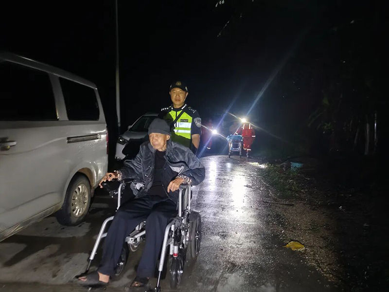 民警安全转移群众。