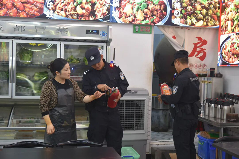 民警进行消防安全检查。