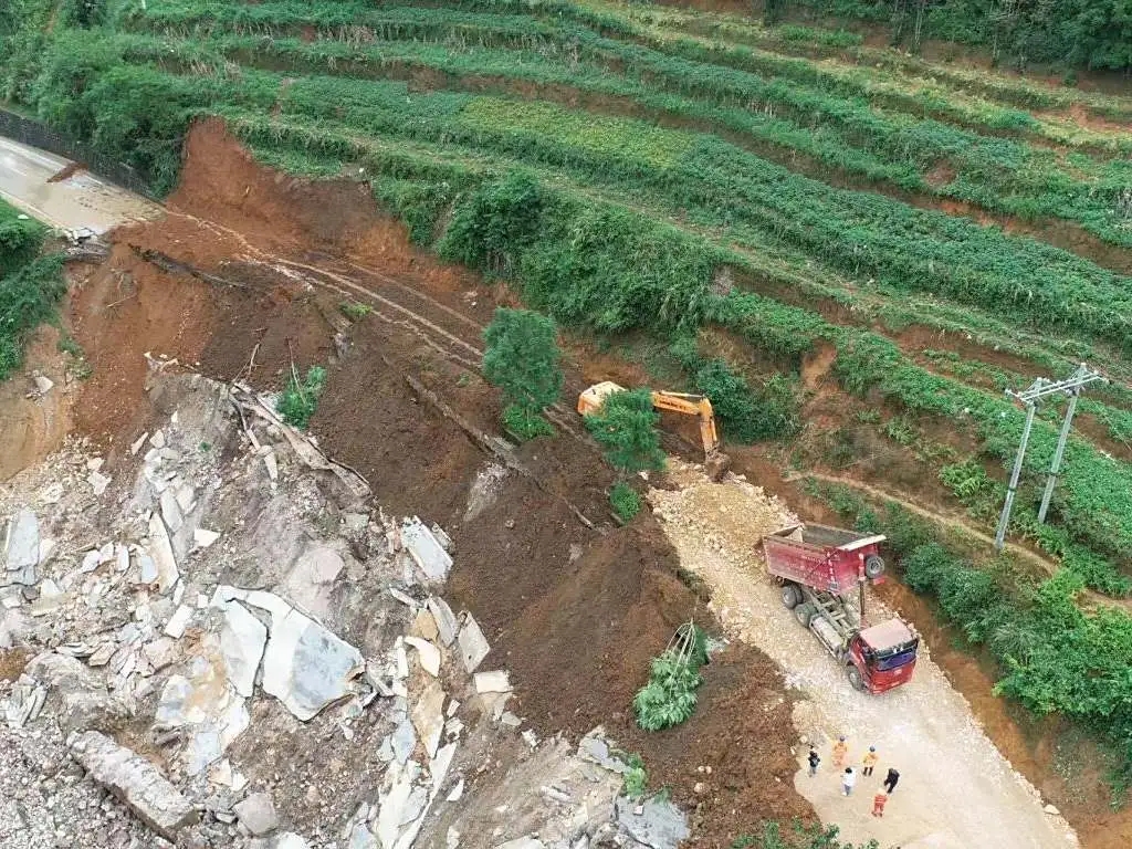 奋战在抢险救援第一线的干部群众。