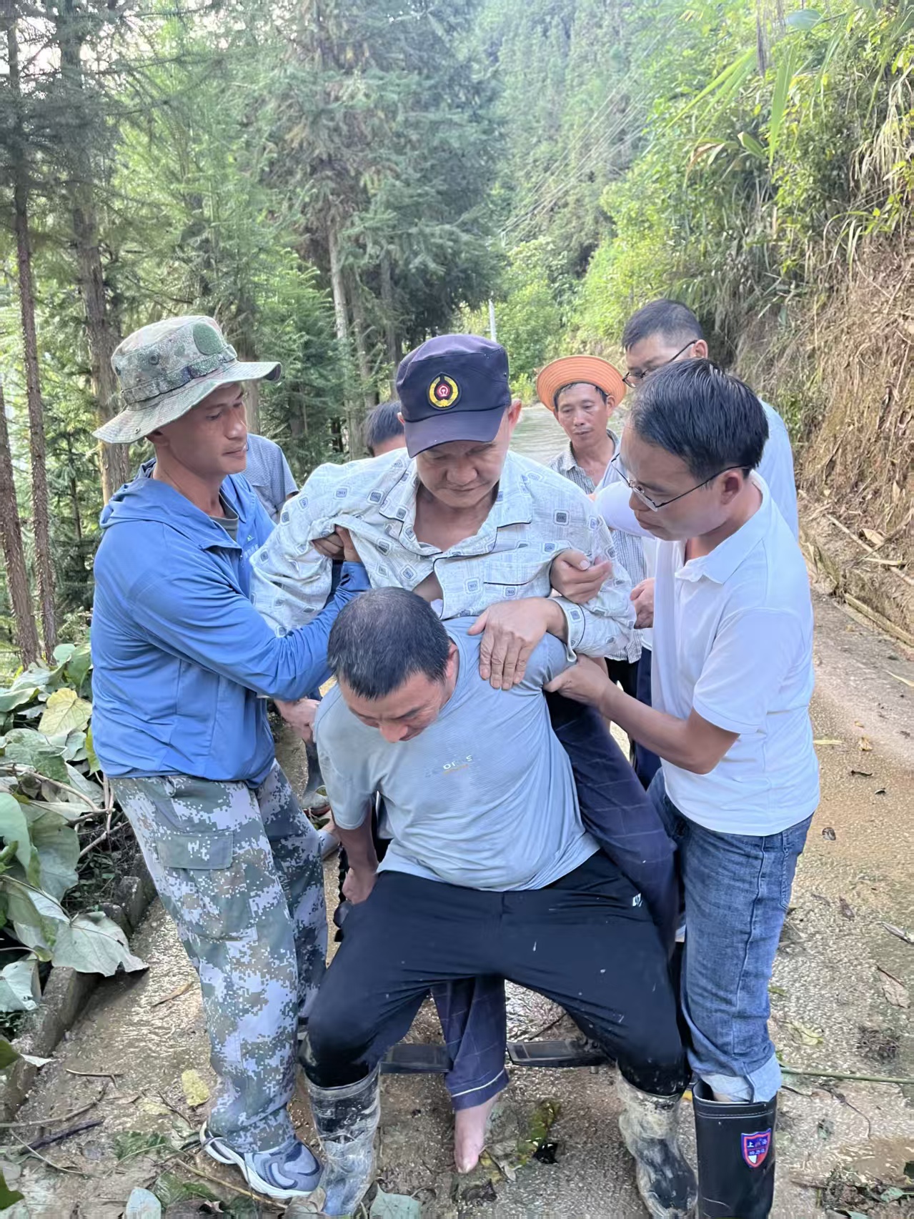 奋战在抢险救援第一线的干部群众。