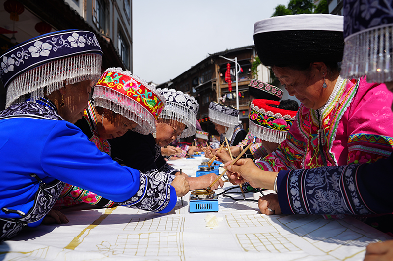 2025年10月4日,苗族蜡染艺人及爱好者用非遗蜡染共同绘制作品。