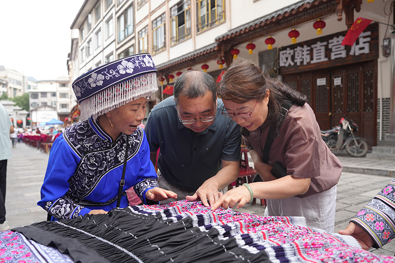 2025年10月4日，苗族蜡染艺人及爱好者用非遗蜡染共同绘制作品。