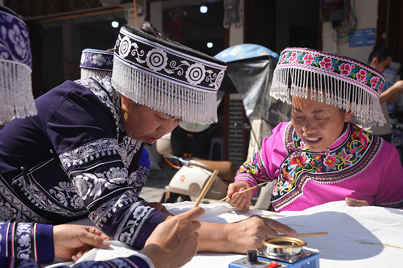 2025年10月4日，苗族蜡染艺人及爱好者用非遗蜡染共同绘制作品。