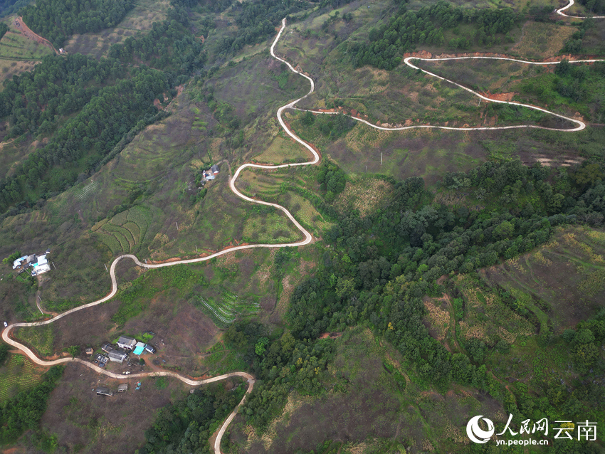 图为富恒乡富恒村的农村公路。人民网记者 程浩摄