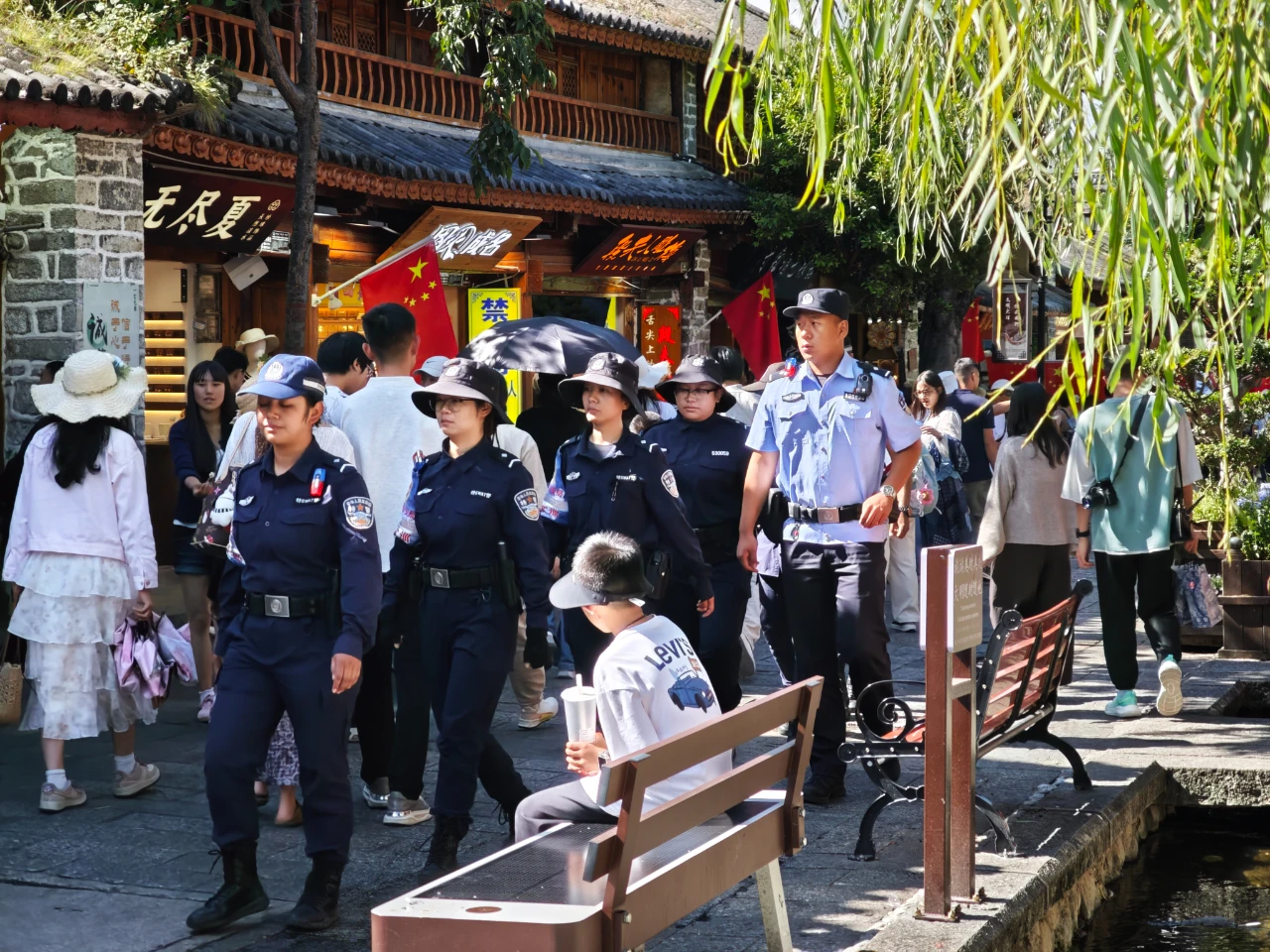 节日期间巡逻巡查在一线的民警。