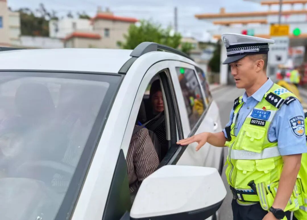 节日期间民警在一线执勤。