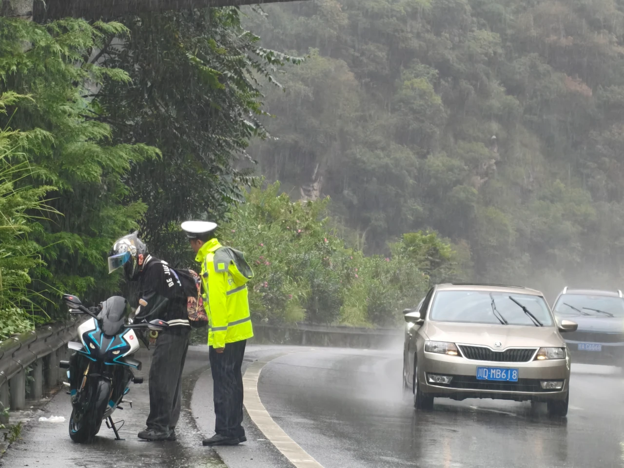 节日期间民警在一线执勤。