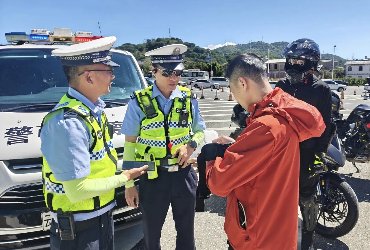 节日期间民警在一线执勤。