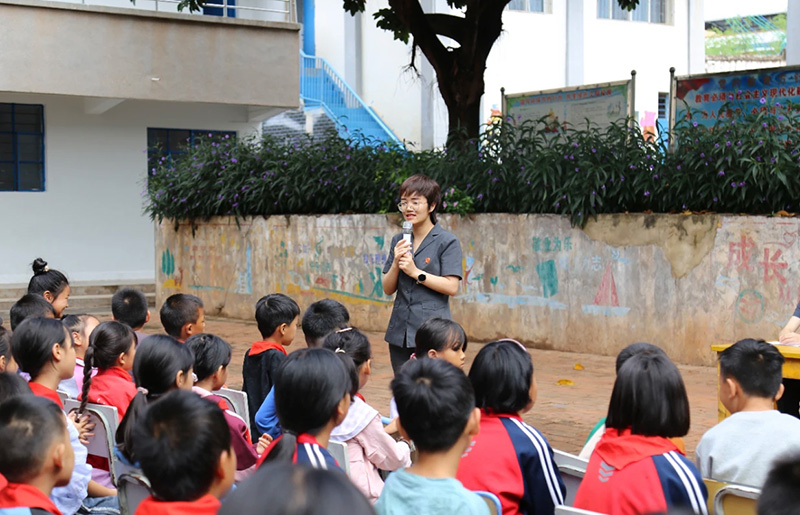 法治宣传进校园。