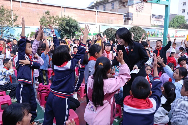 法治宣传进校园。