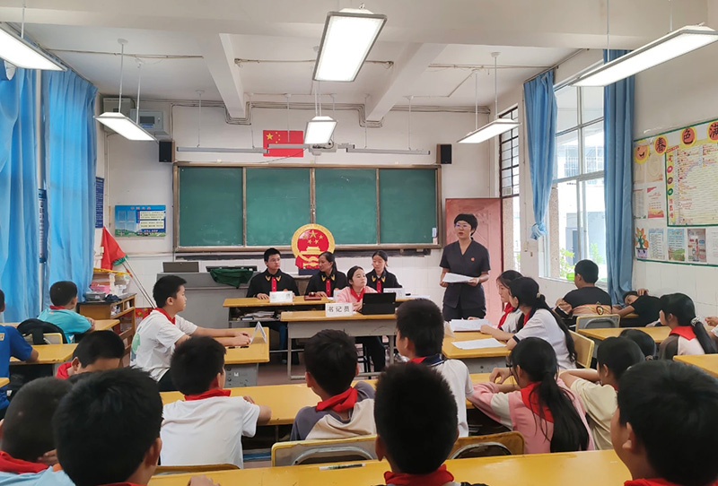 法治宣传进校园。