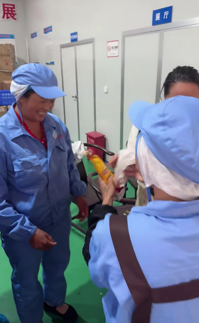 务工人员吃到了饱含自己心血的贡菜鸡肉卷。受访者供图